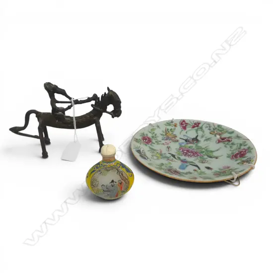 ORIENTAL SNUFF BOTTLE H.70mm, PLATE 190mm dia AF, METAL HORSE & RIDER