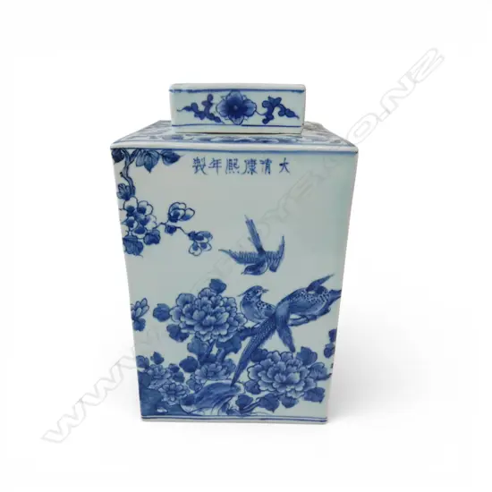 CHINESE B/W SQUARE VASE H.300mm