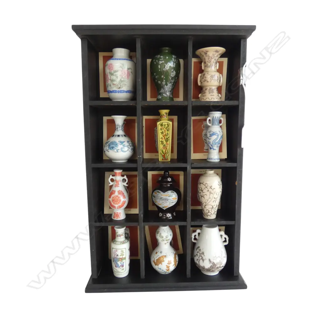 FRANKLIN MINT COLLECTION OF 12 MINIATURE ORIENTAL VASES IN DISPLAY CASE 260x90x410mm Image 1++