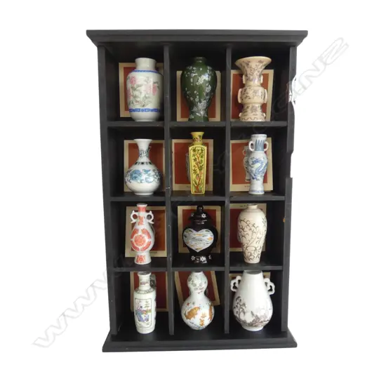 FRANKLIN MINT COLLECTION OF 12 MINIATURE ORIENTAL VASES IN DISPLAY CASE 260x90x410mm