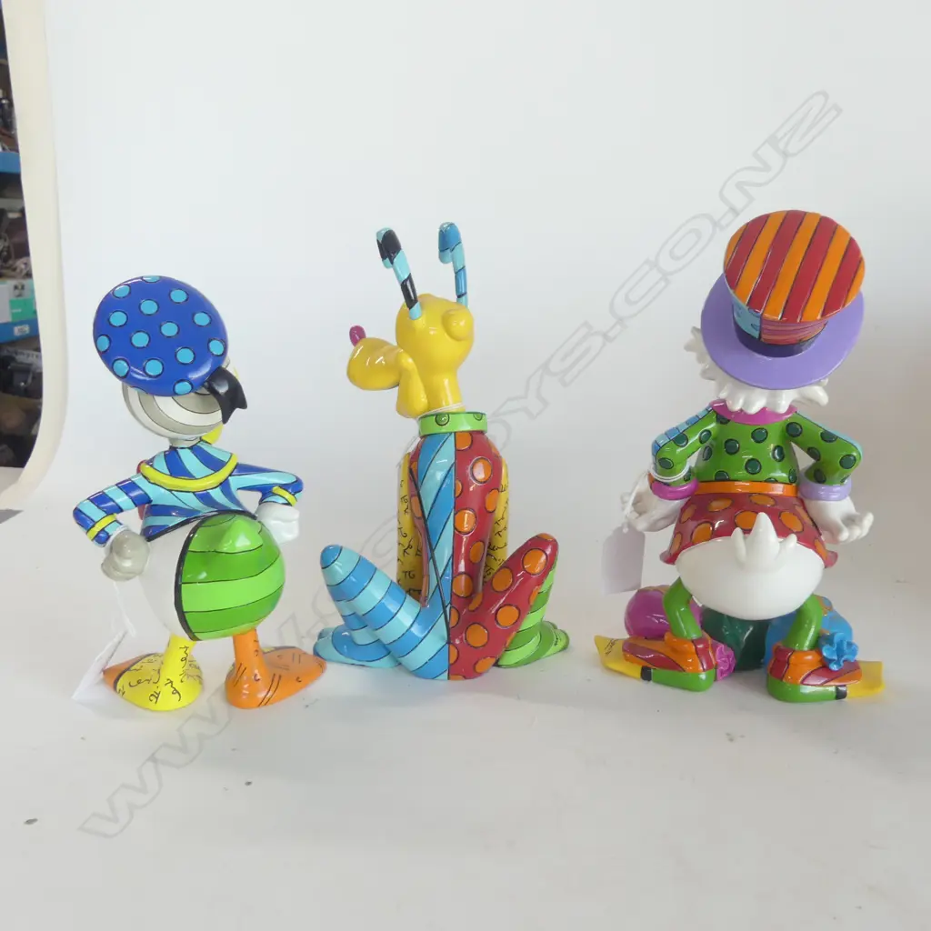 3 ROMERO BRITTO DISNEY FIGURINES; PLUTO, SCROOGE & DONALD DUCK, H.200/200/180mm Image 1++
