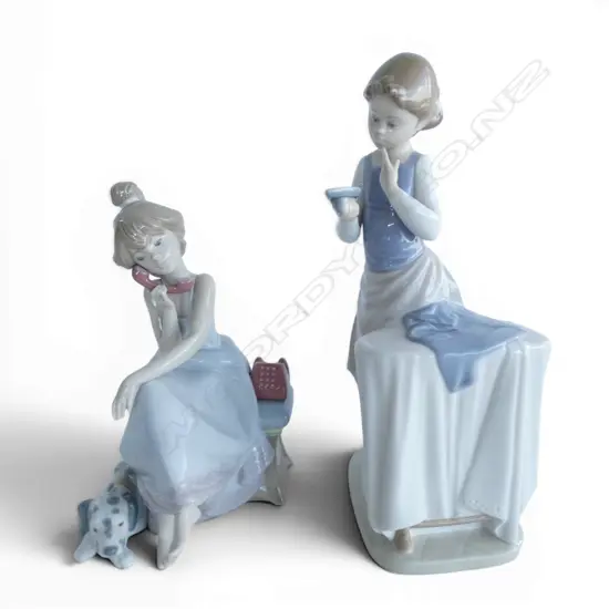 2 LLADRO FIGURINES IRONING & ON THE PHONE, H.260/200mm
