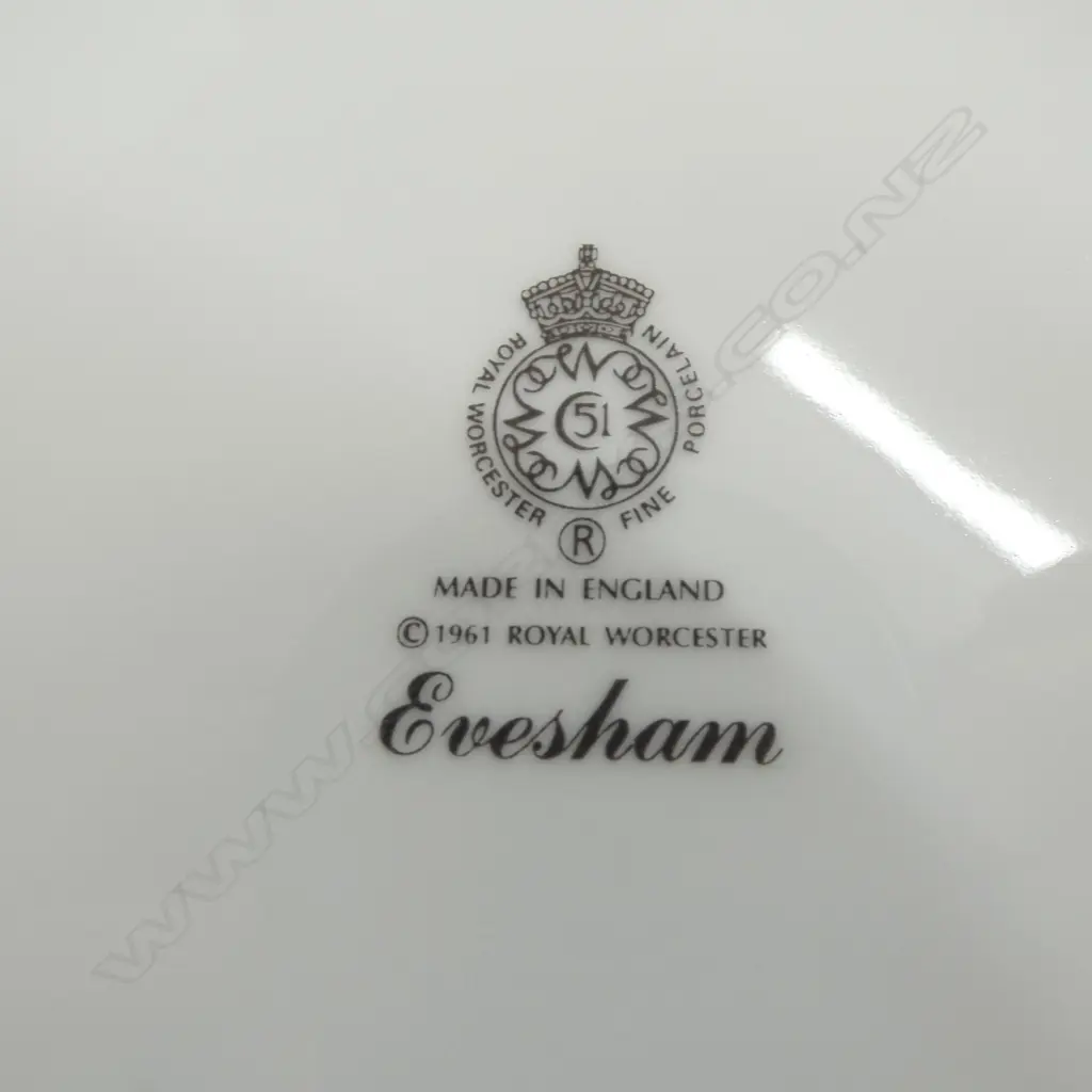 8 ROYAL WORCESTER EVESHAM DINNER PLATES (2 SLIGHTLY DIFFERENT TYPES 6+2) 260mm dia Image 1++