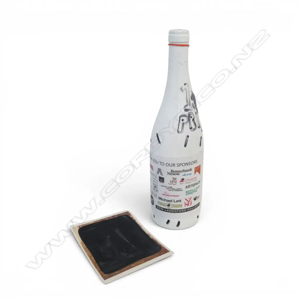 JOHN REYNOLDS, 1st PRIZE WINE BOTTLE w. SPONSORS LABEL, CARD w. SIGNATURE & DATE 5.5.19, H.300mm Image 1++