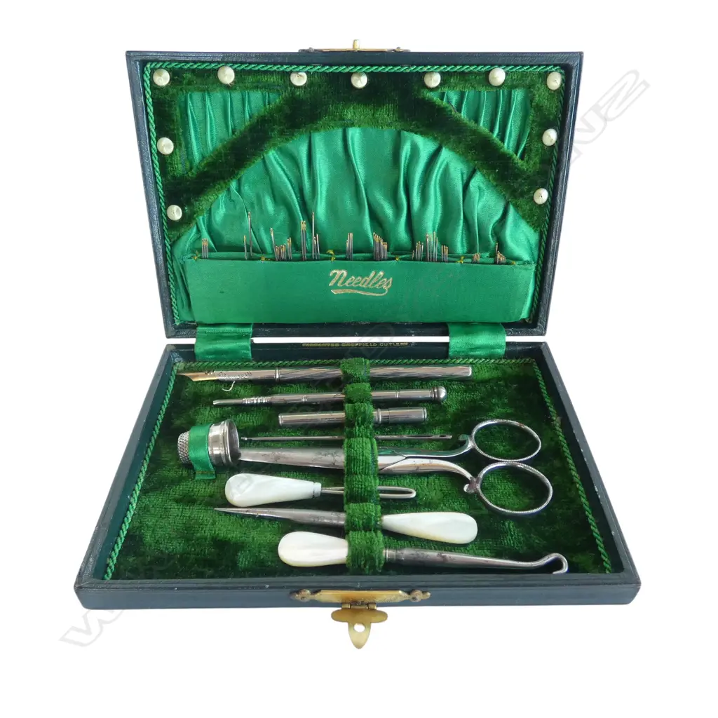 GREEN CASED SEWING KIT  Image 1++