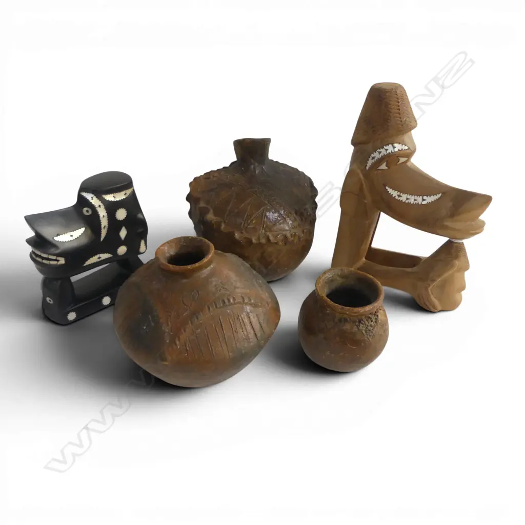 3 PCES FIJIAN POTTERY + 2 CARVED WOODEN HEADS H.185mm Image 1++