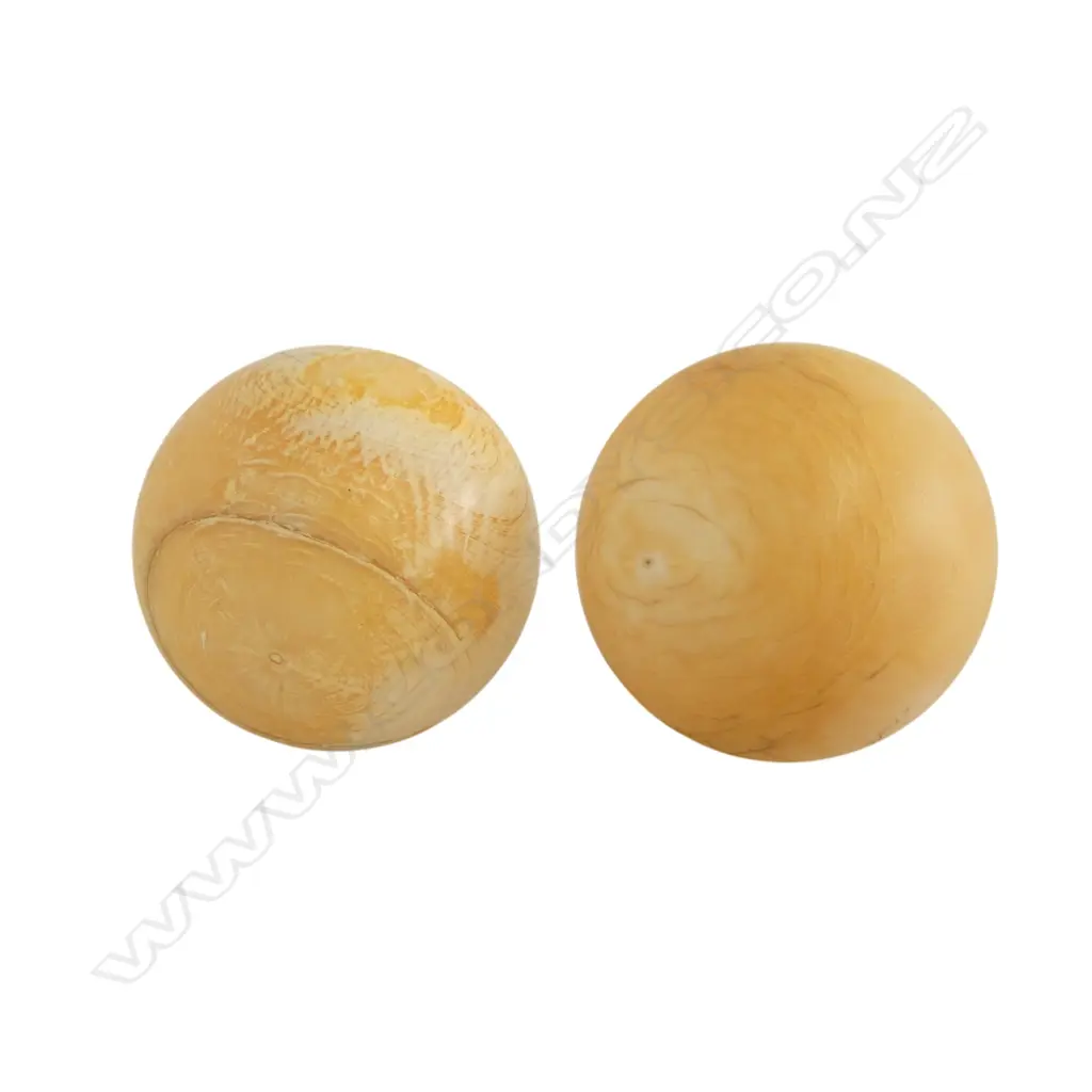 TWO ANTIQUE IVORY BALLS TOTAL WEIGHT 249 GRAMS, D.55MM Image 1++
