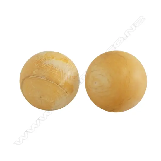 TWO ANTIQUE IVORY BALLS TOTAL WEIGHT 249 GRAMS, D.55MM