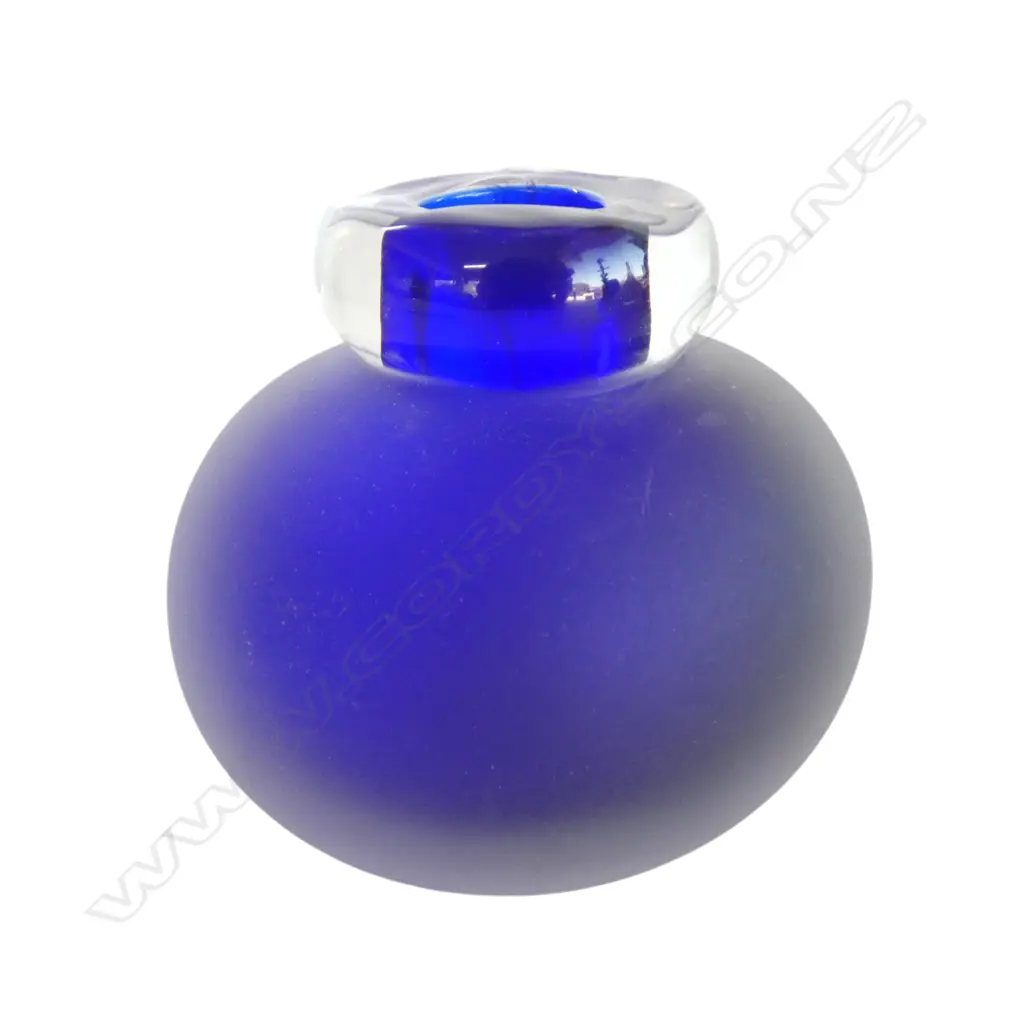 Glynis Vickerman 2009 art glass cobalt blue orb vase. H.90mm Image 1++