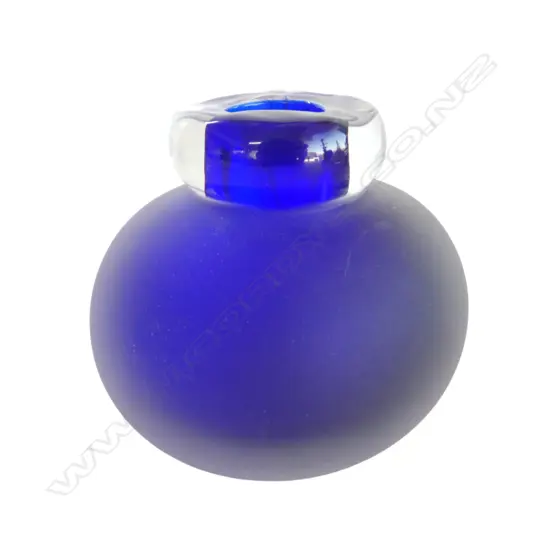 Glynis Vickerman 2009 art glass cobalt blue orb vase. H.90mm