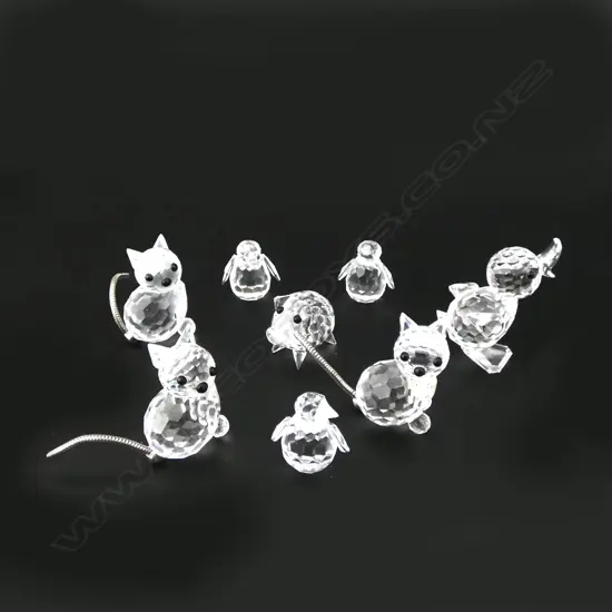 8 SWAROVSKI CRYSTAL MINIATURES; 3 PUSSY CATS, 4 BIRDS & 1 PIG