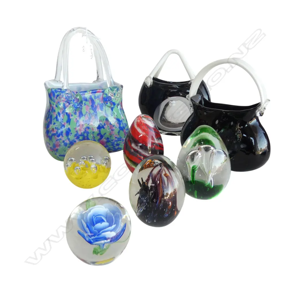 8 PCES ART GLASS; 5 PAPERWEIGHTS + 3 HAND BAGS H.240mm Image 1++