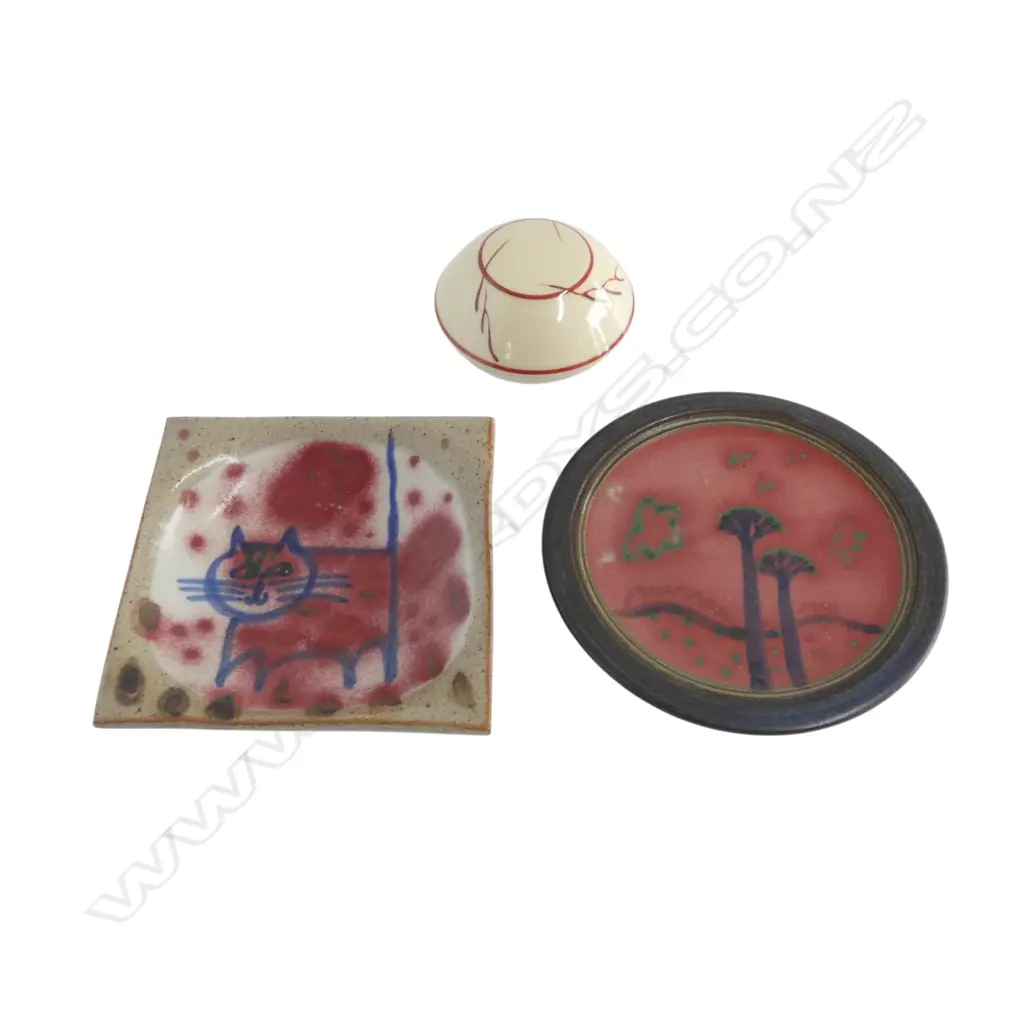 2 ROSEMARY BRITTAIN SML DISHES, signed, dated 1984, 1 sml chip to underside, MARGARET MILNE TRINKET BOX, hairline Image 1++