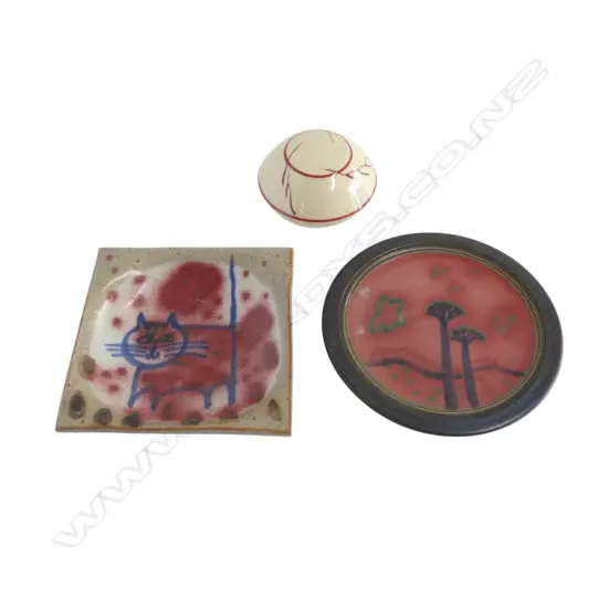 2 ROSEMARY BRITTAIN SML DISHES, signed, dated 1984, 1 sml chip to underside, MARGARET MILNE TRINKET BOX, hairline