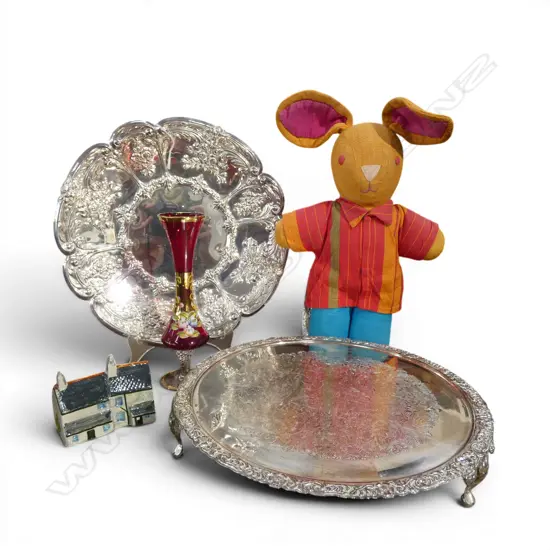 2 SILVER PLATES TRAYS, VENETIAN GLASS VASE, SHOP ON THE GREEN ORNAMENT + STUFFED RABBIT TOY L.400mm