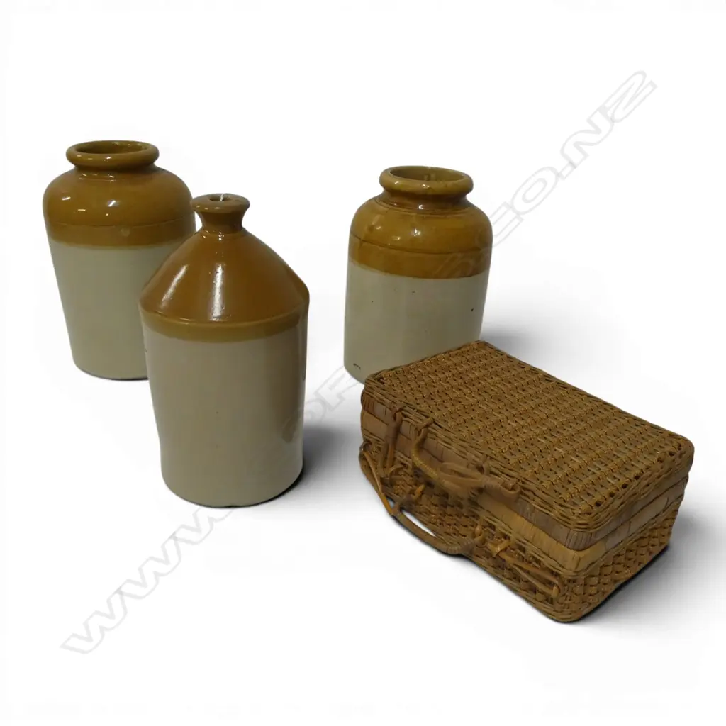 3 CROCKS + WOVEN CANE CASE Image 1++