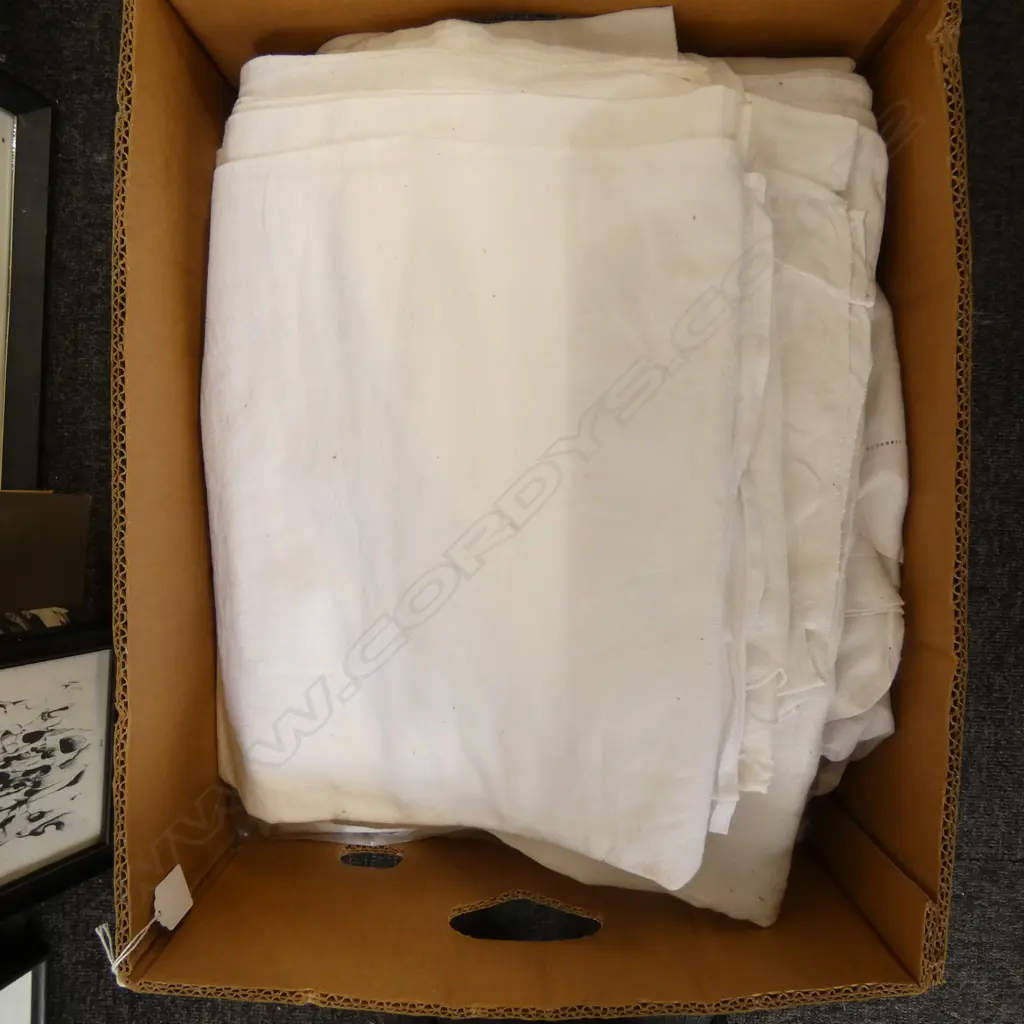 WHITE LINEN TABLE CLOTHS ETC Image 1++