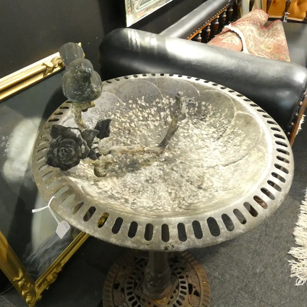 CAST IRON BIRD BATH H.870mm Image 1++