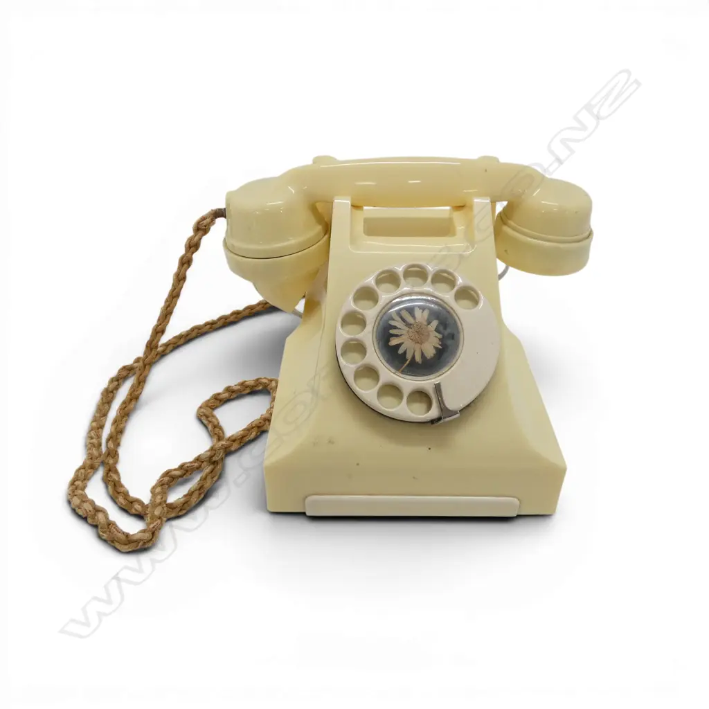 VINTAGE CREAM BAKELITE DIAL UP TELEPHONE  Image 1++