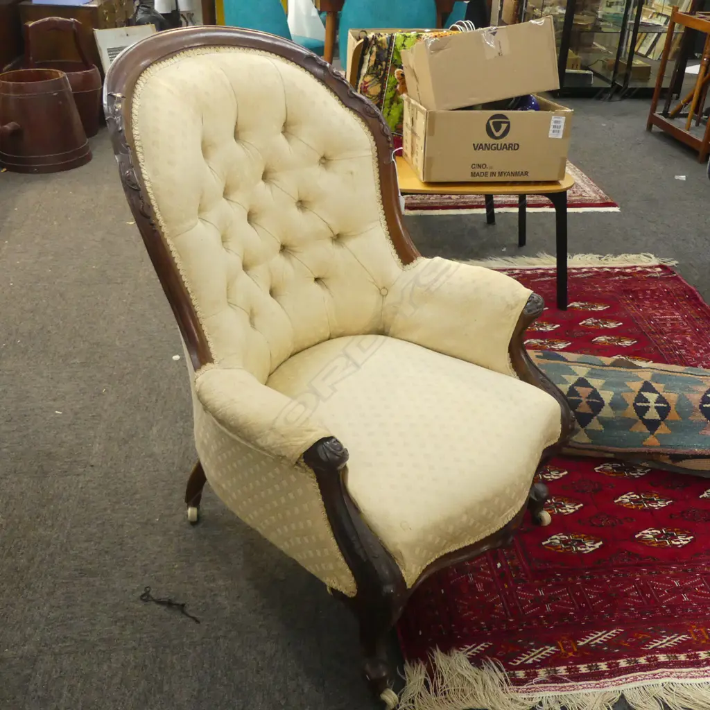 CREAM UPHOLSTERED VICTORIAN CHAIR  Image 1++