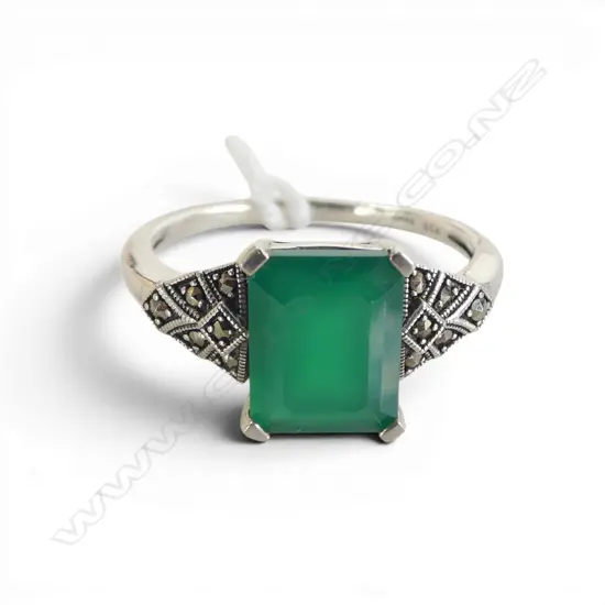 SILVER MARCASITE & GREEN GEM STONE RING SIZE P