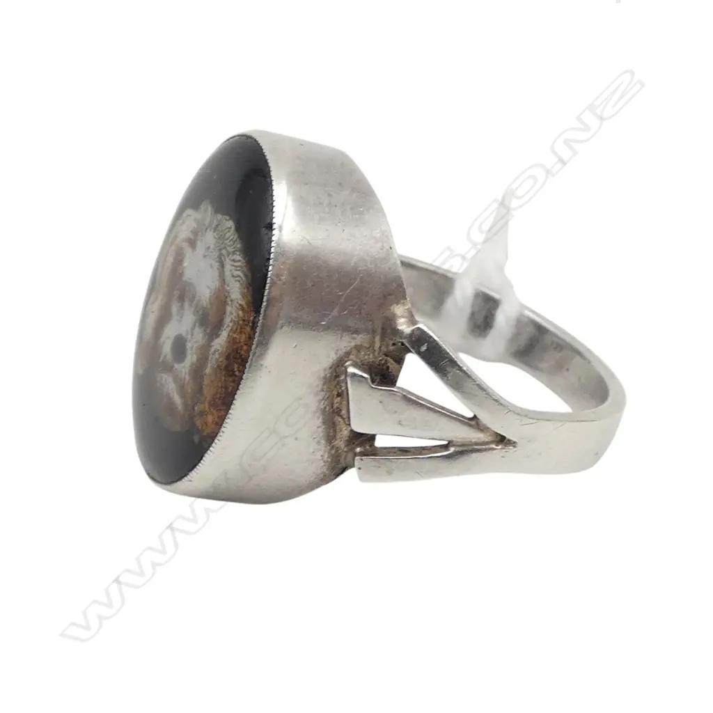 SILVER SIGNET TYPE RING with acrylic dog on black panel SIZE M Image 1++