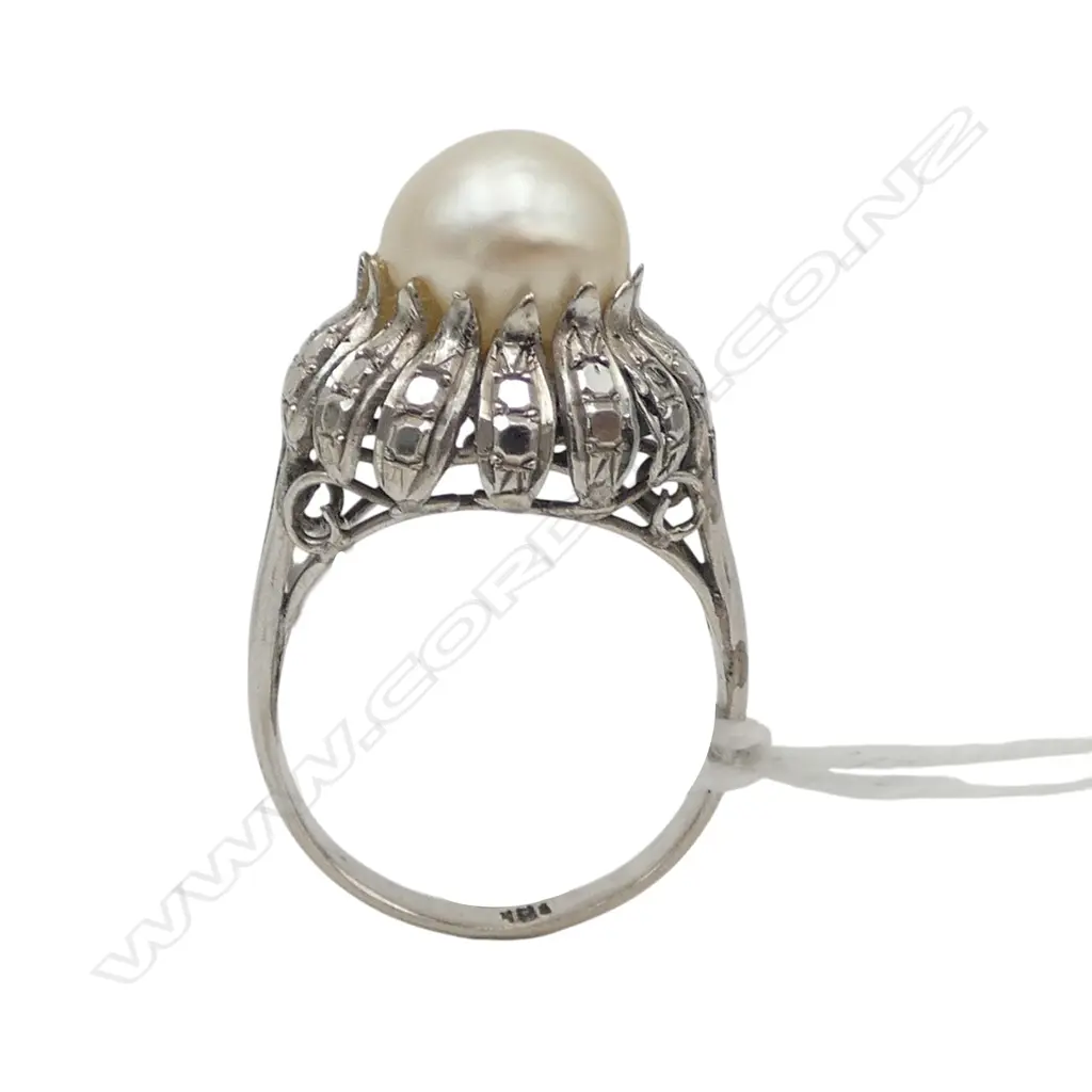 18ct WHITE GOLD PEARL RING with textured sides, 4.16gm SIZE M Image 1++