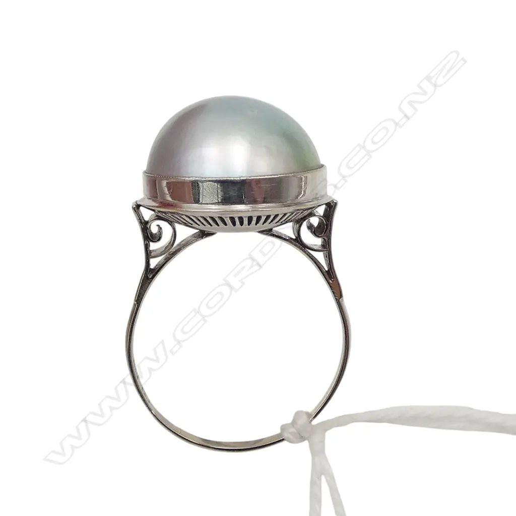 A14ct white gold and large silver blue tone mabe pearl ring, Image 1++