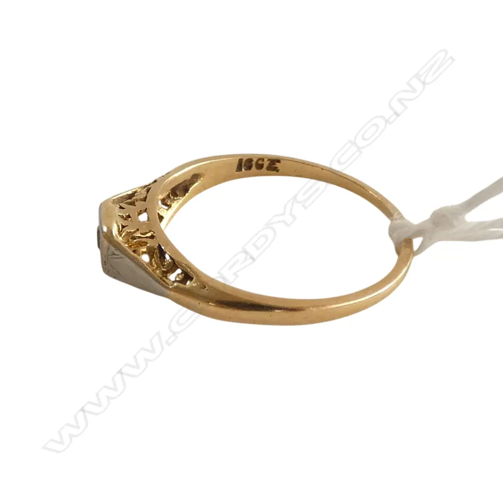 VINTAGE 18ct GOLD DIAMOND SOLITAIRE RING 2.25gms SIZE N1/2 Image 1++