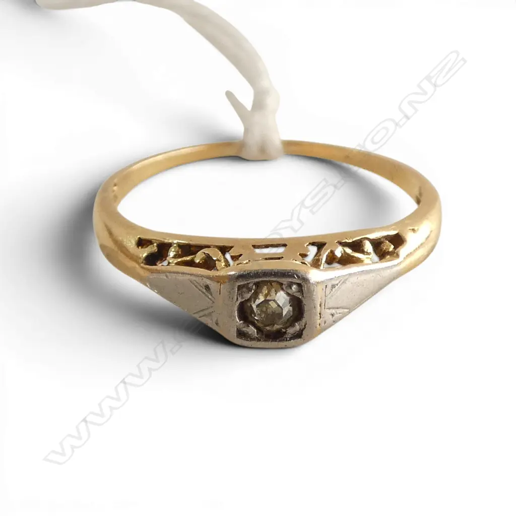 VINTAGE 18ct GOLD DIAMOND SOLITAIRE RING 2.25gms SIZE N1/2 Image 1++