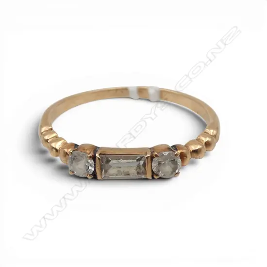 14ct & WHITE TOPAZ? RING DAMAGE TO STONE size N