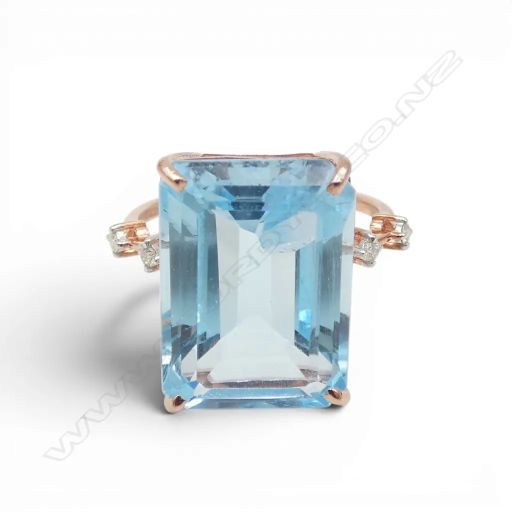 14ct GOLD DIAMOND & BLUE TOPAZ RING SIZE P Image 1++