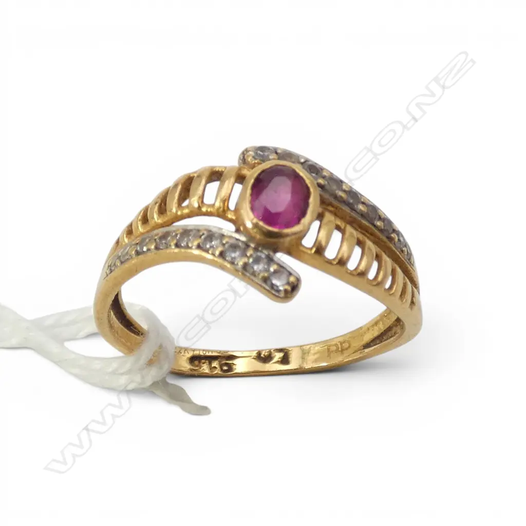 22ct GOLD RUBY & DIAMOND RING 2.78gms SIZE N Image 1++