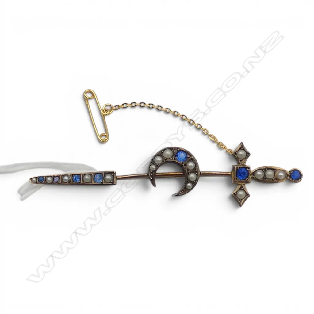 9ct GOLD & BLUE STONE SWORD BROOCH, 3.81gm, metal bar, plated safety chain Image 1++