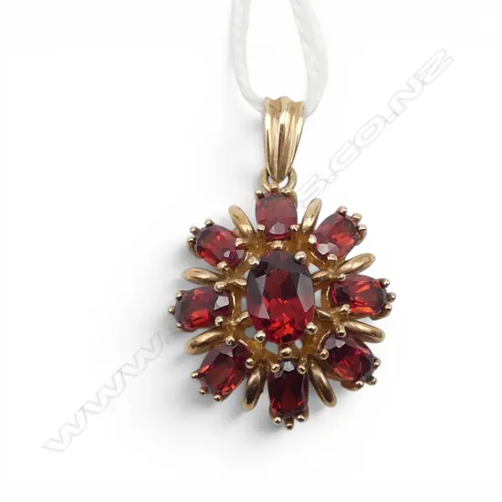 9ct GARNET MULTI STONE PENDANT, 3.49gm