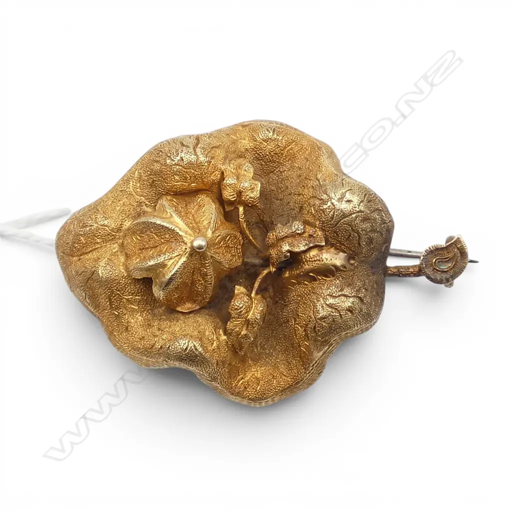 ANTIQUE 15CT LEAF BROOCH 5.2gms PIN NOT GOLD Image 1++