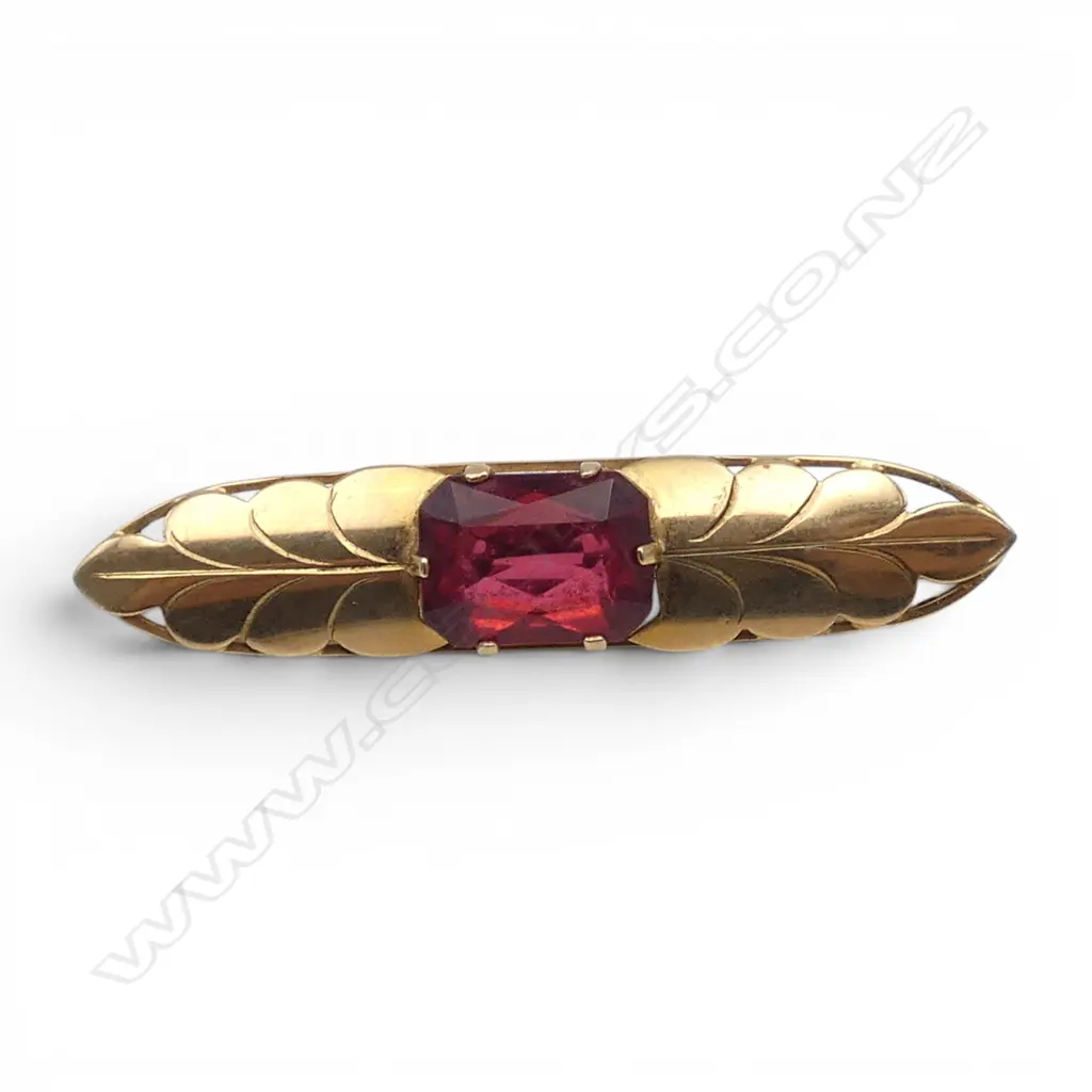 9CT GOLD AND RED STONE BAR BROOCH 4.54gms Image 1++