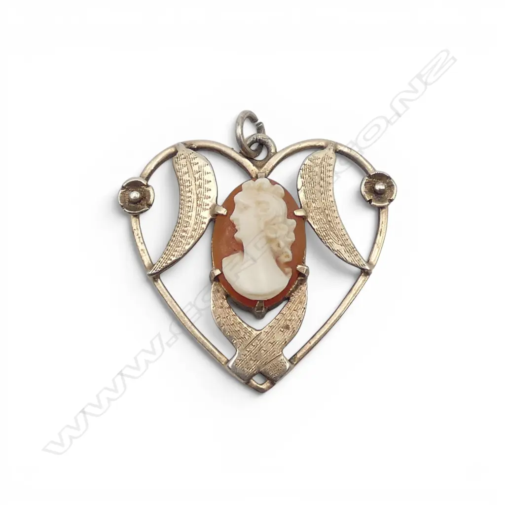 PLATED CAMEO HEART PENDANT Image 1++