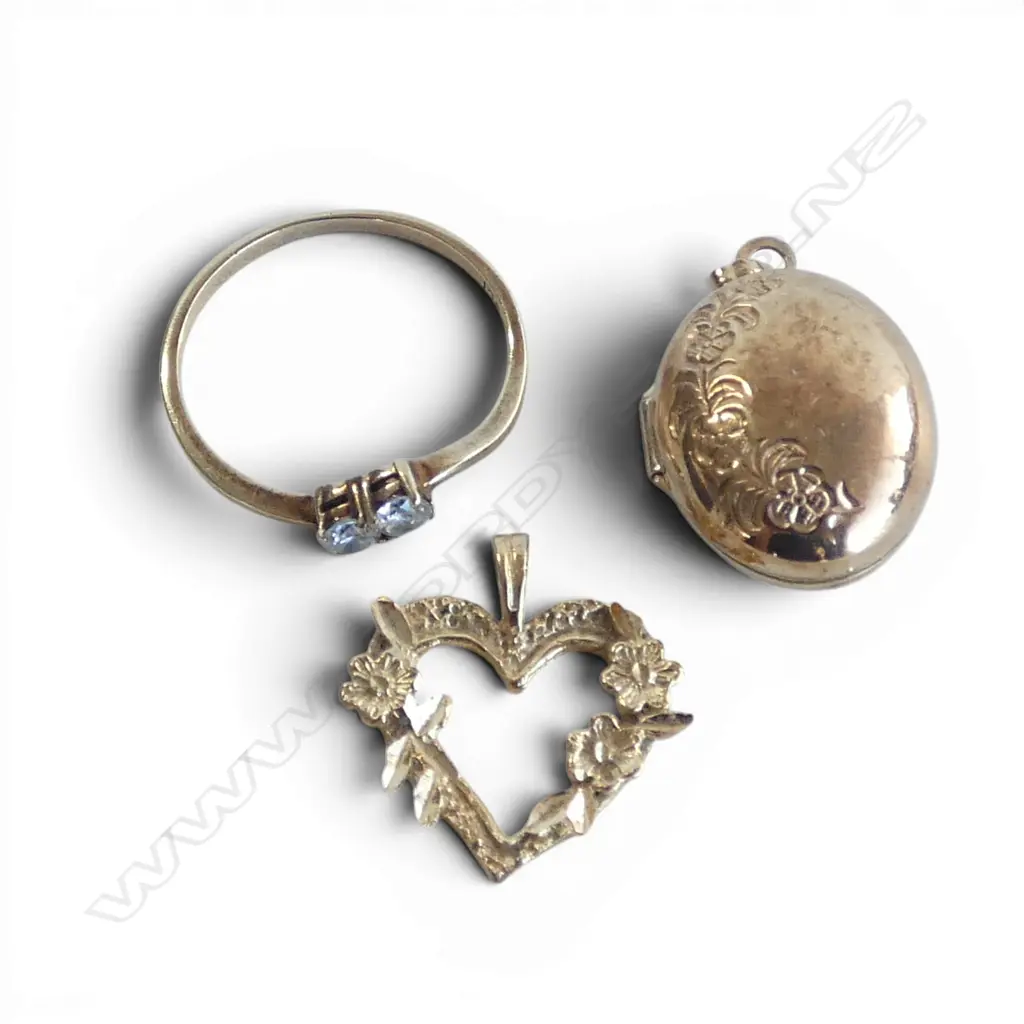 9ct GOLD LOCKET, HEART PENDANT & CZ  9CT RING 3gms Image 1++