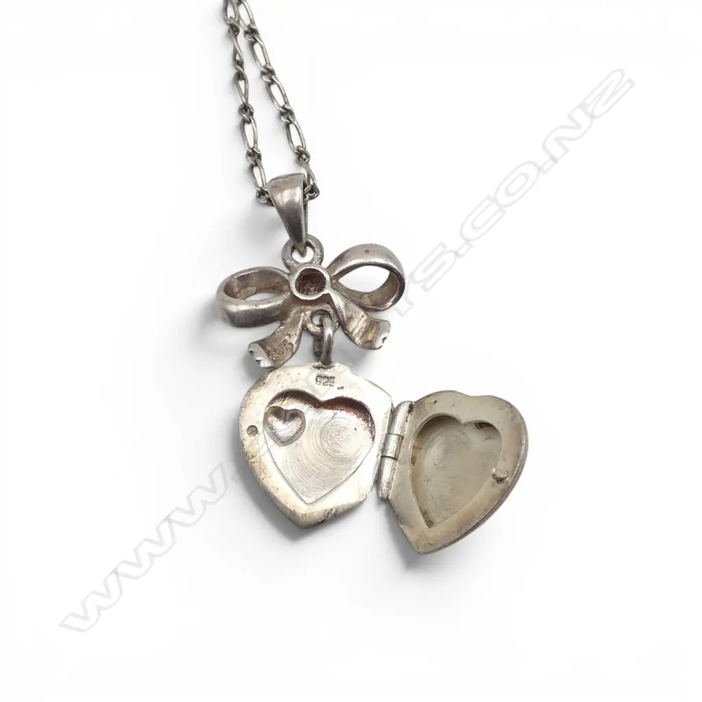 VINTAGE STG SILVER BOW TOP HEART LOCKET on CHAIN Image 1++