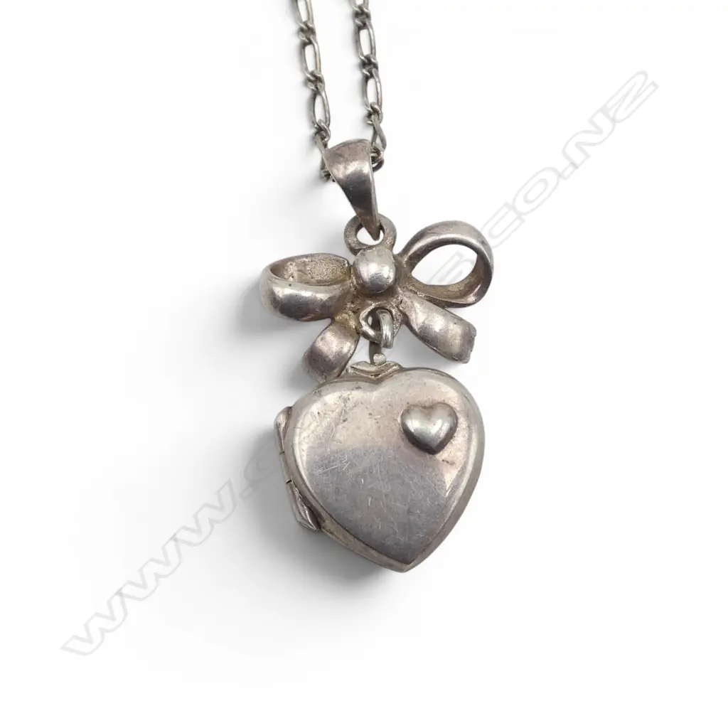 VINTAGE STG SILVER BOW TOP HEART LOCKET on CHAIN Image 1++