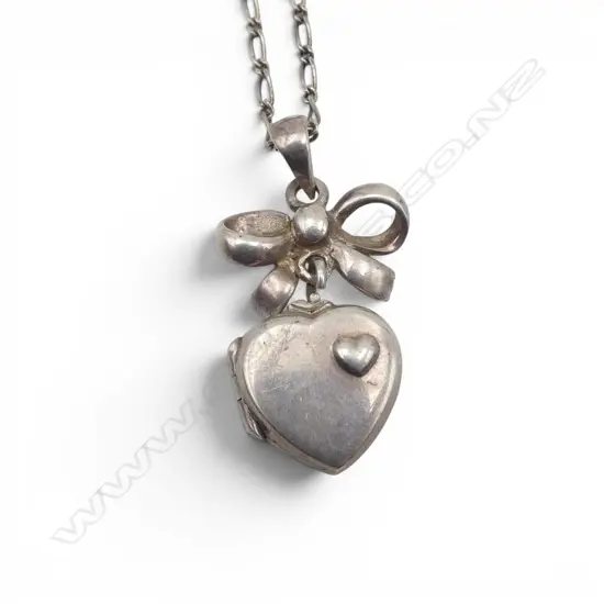 VINTAGE STG SILVER BOW TOP HEART LOCKET on CHAIN
