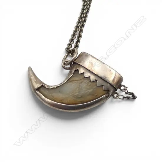 SILVER AND TIGER CLAW  HINGED PENDANT WITH CHAIN