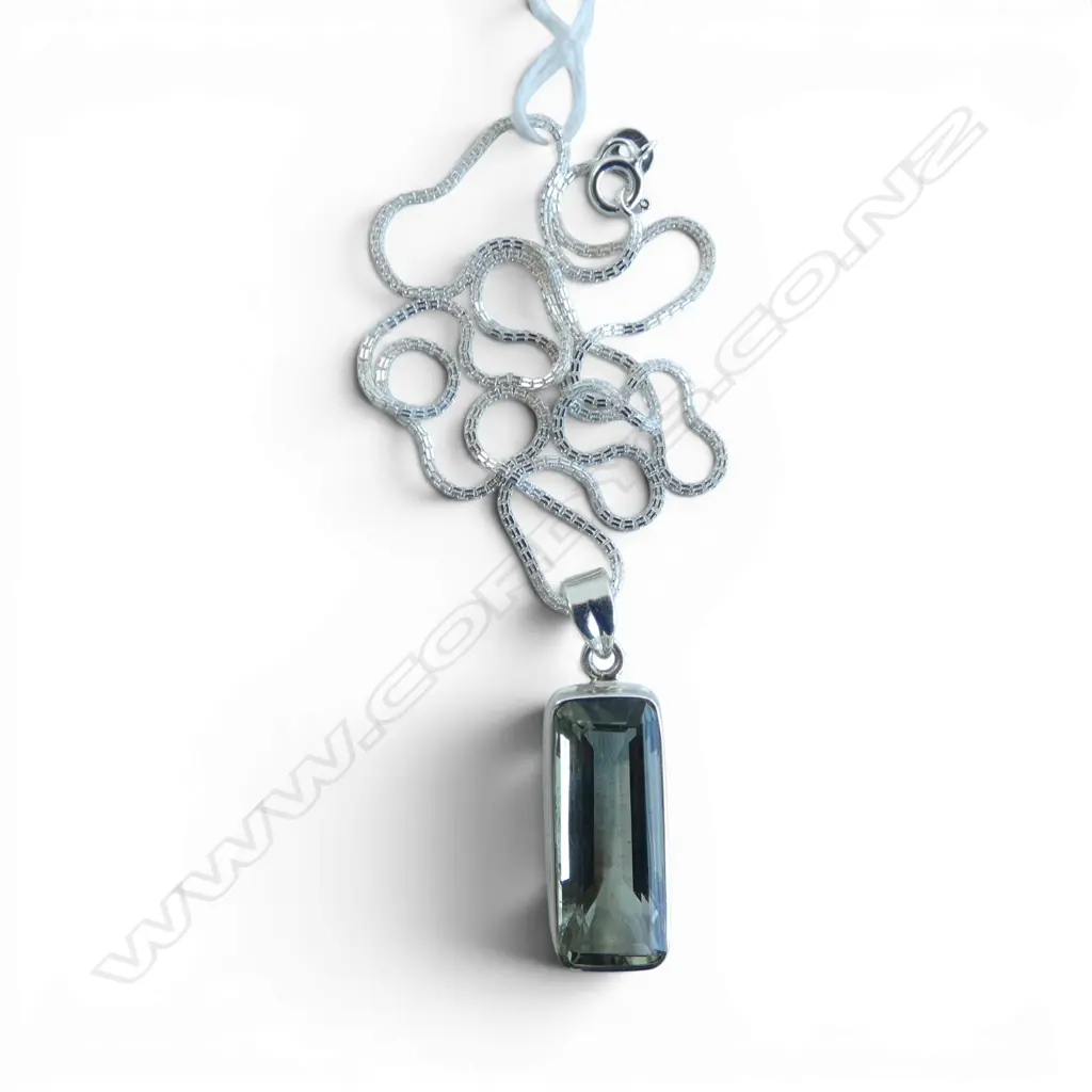 SILVER & GREEN AMETHYST PENDANT on SILVER CHAIN Image 1++