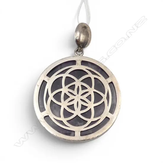 STG SILVER ROUND PENDANT amethyst set. Dia.41mm. Radiating grille design to front