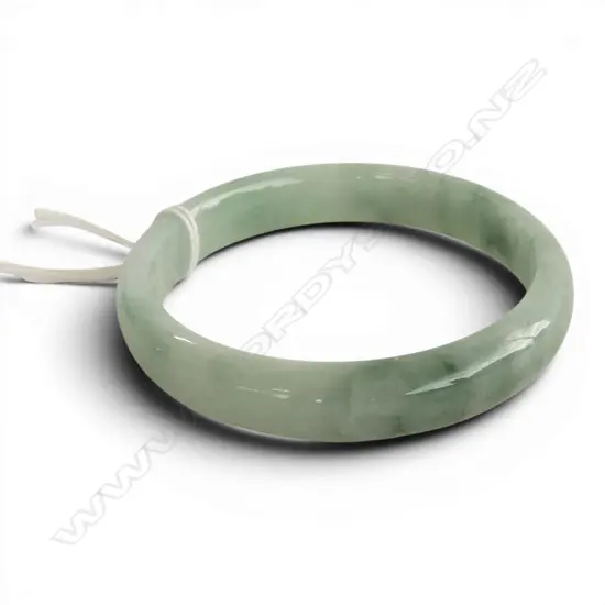 CHINESE PALE GREEN BANGLE w darker green highlights. Dia.63 internal 77mm external
