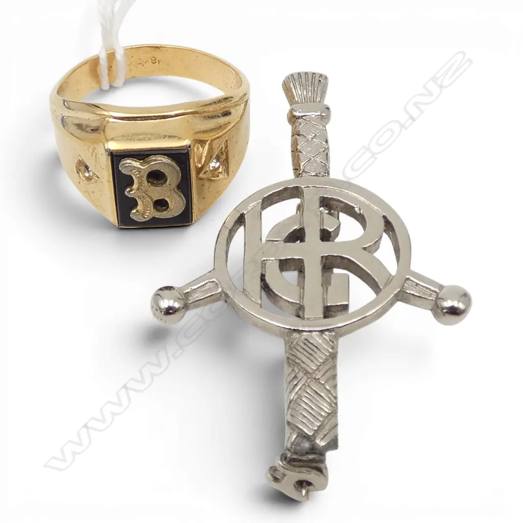 GOLD PLATED B SIGNET RING & PLATED BROOCH Image 1++