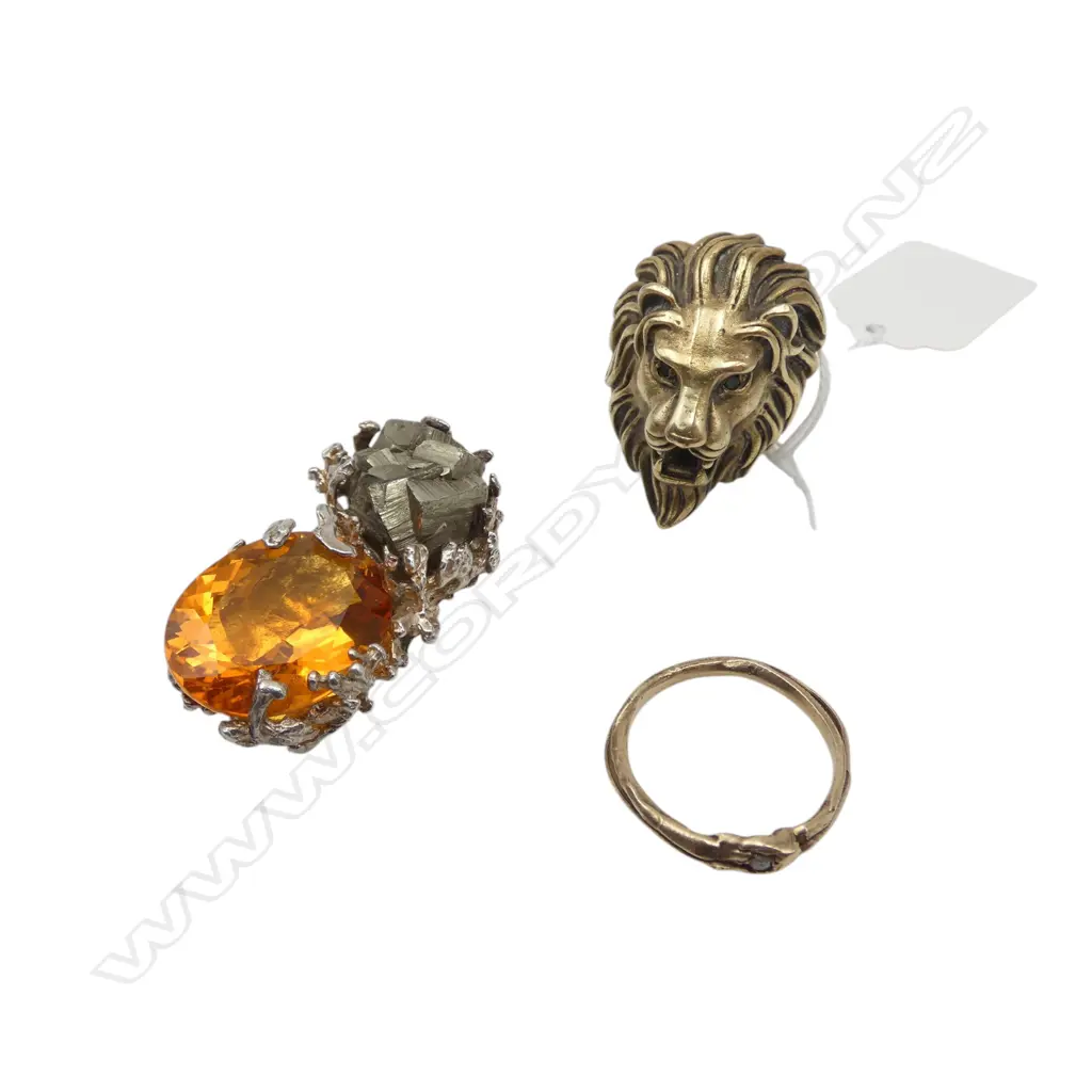3 PCES ZORA BELL BOYD JEWELLERY; BRASS LION RING, 9CT RING 2.4gms, 97% SILVER PENDANT w. PYRITES & CITRINE 50x25mm Image 1++