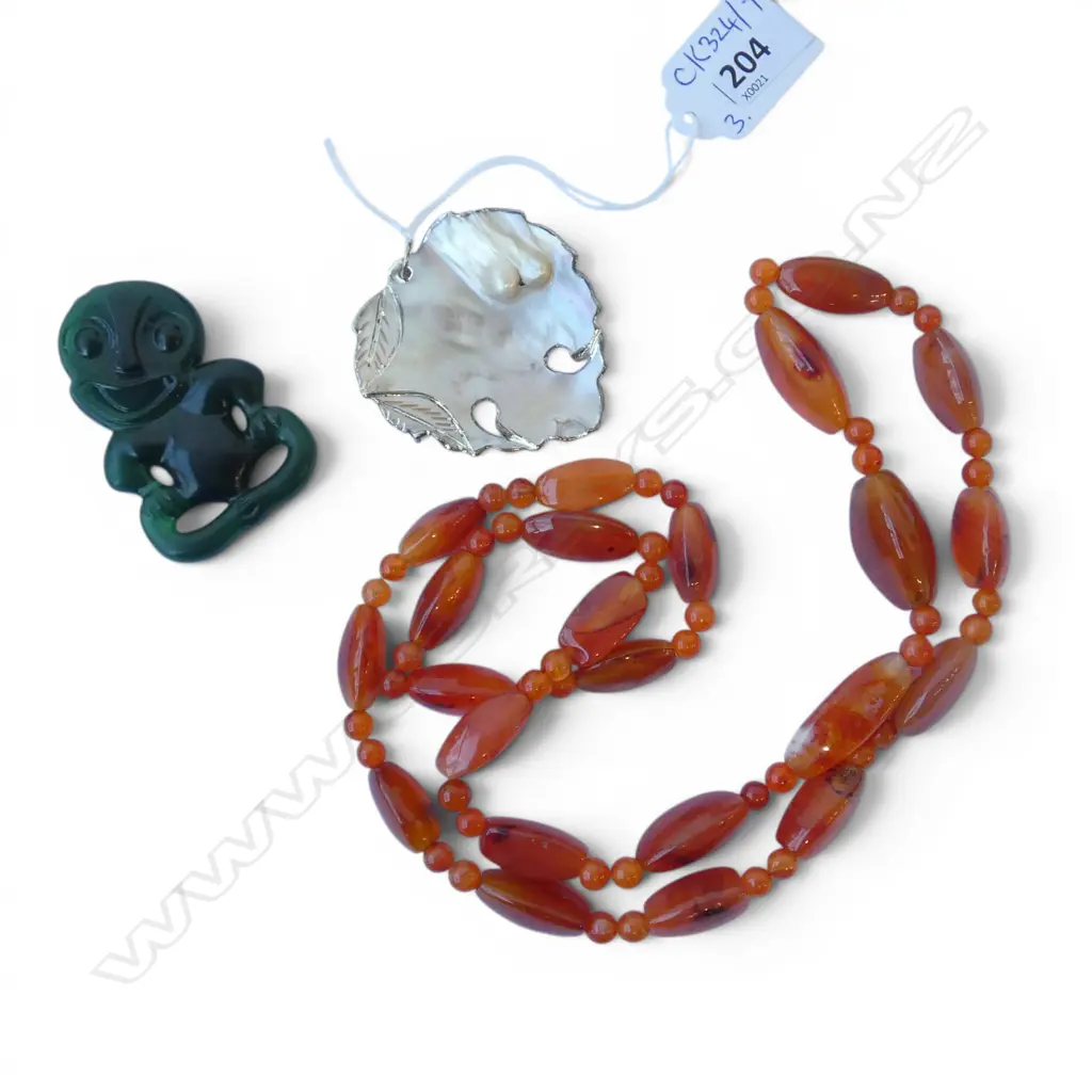 3 PCES JEWELLERY; NECKLACE, MoP PENDANT, PLASTIC TIKI H.60mm Image 1++