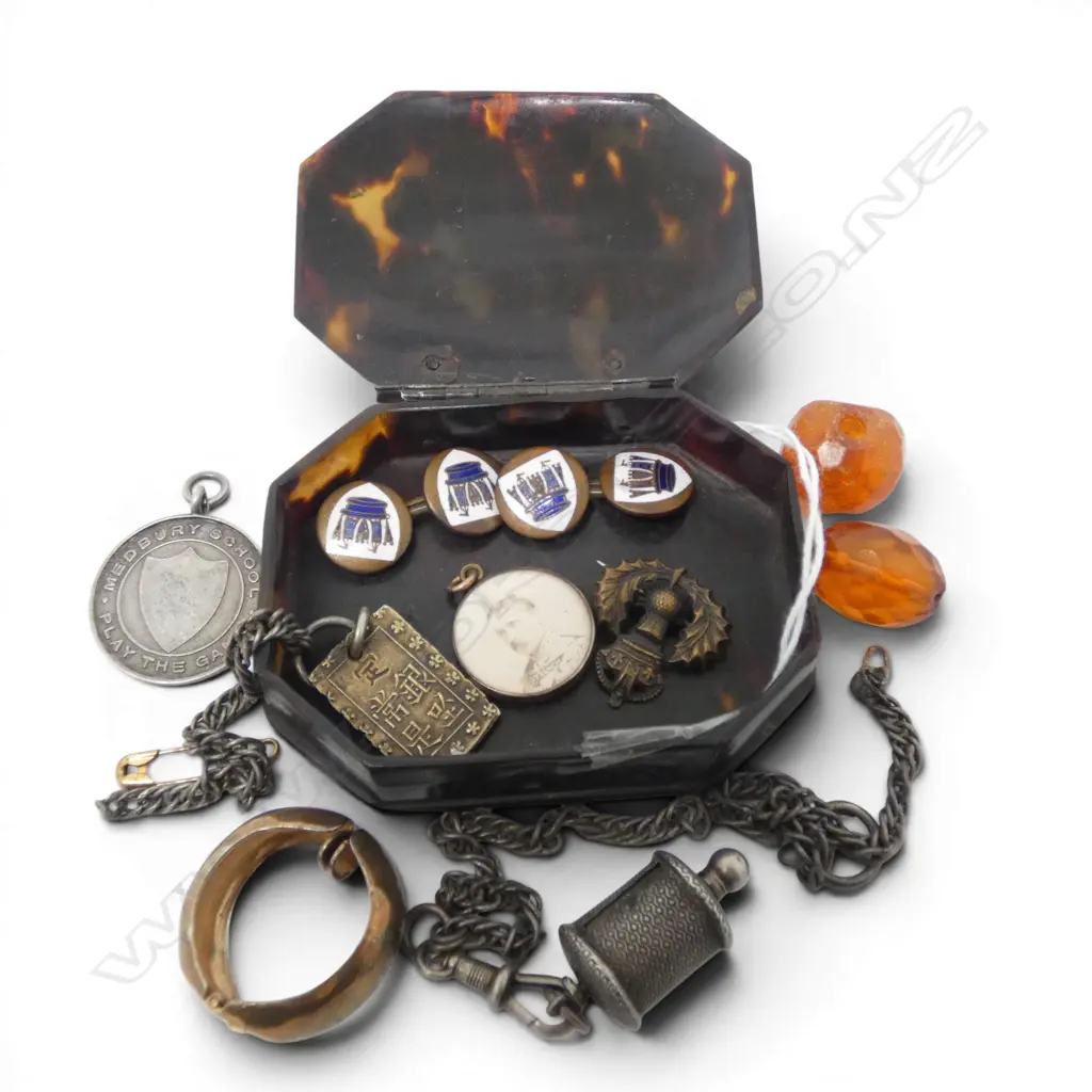 ANTIQUE TORTOISE SHELL TRINKET BOX & CONTENTS Image 1++